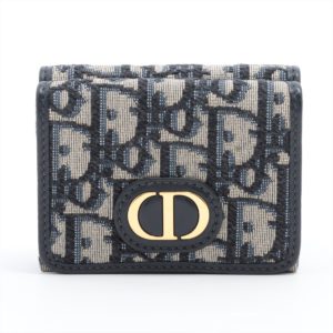 Dior trotter wallet A sign of French elegance, the House of Christian Dior has made luxury radiate through the generations.